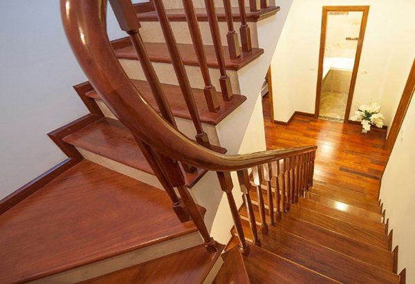 Mẫu cầu thang gỗ kết hợp trong không gian nhà ở