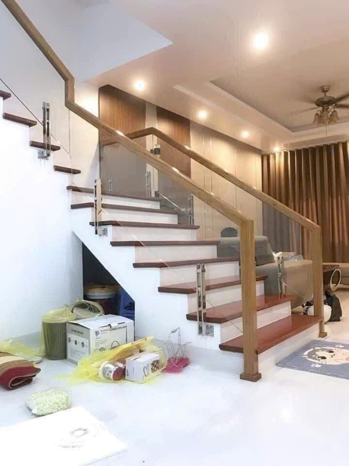 Mẫu cầu thang kính tay vịn gỗ trong không gian nhà ở hiện đại