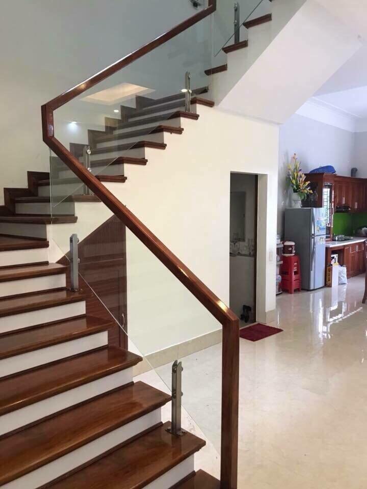 Cầu thang kính 08 trong catalog cầu thang kính của Cầu Thang Đẹp Miền Bắc
