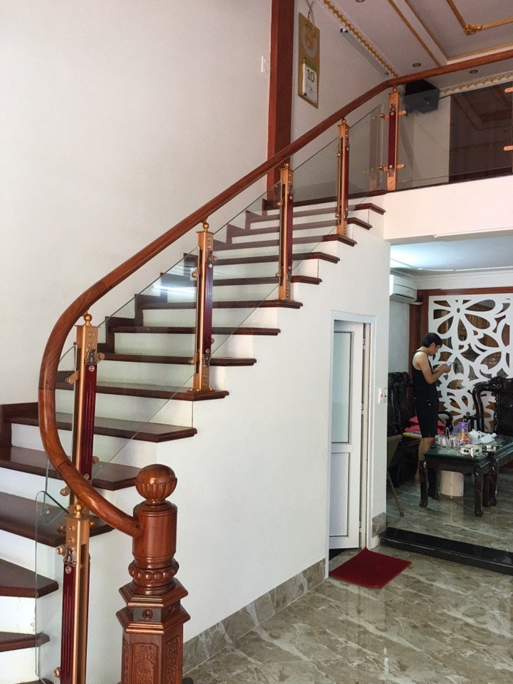 Cầu thang kính 43 trong catalog cầu thang kính của Cầu Thang Đẹp Miền Bắc